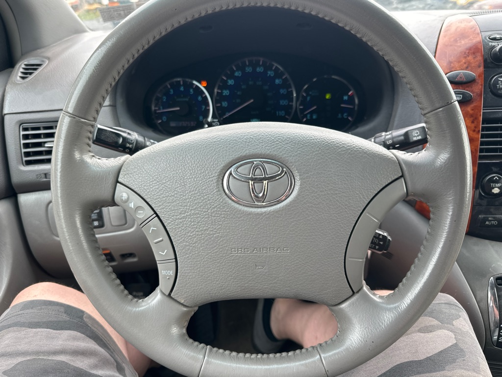 Photo 15 of this TOYOTA SIENNA
