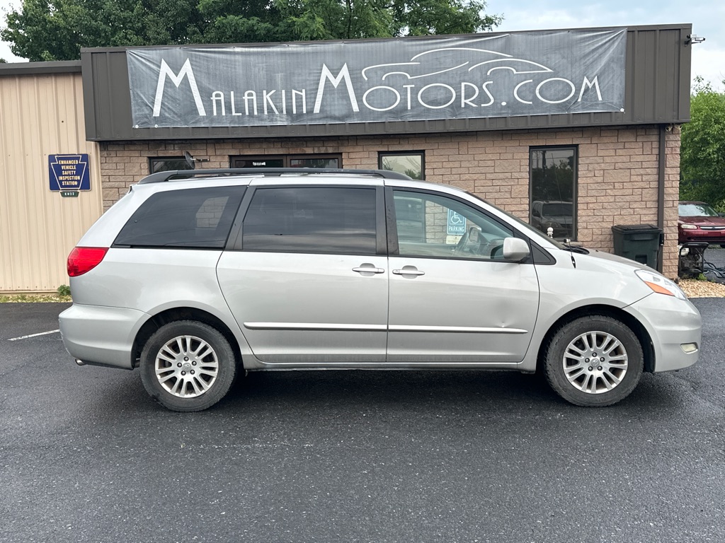 Photo 2 of this TOYOTA SIENNA