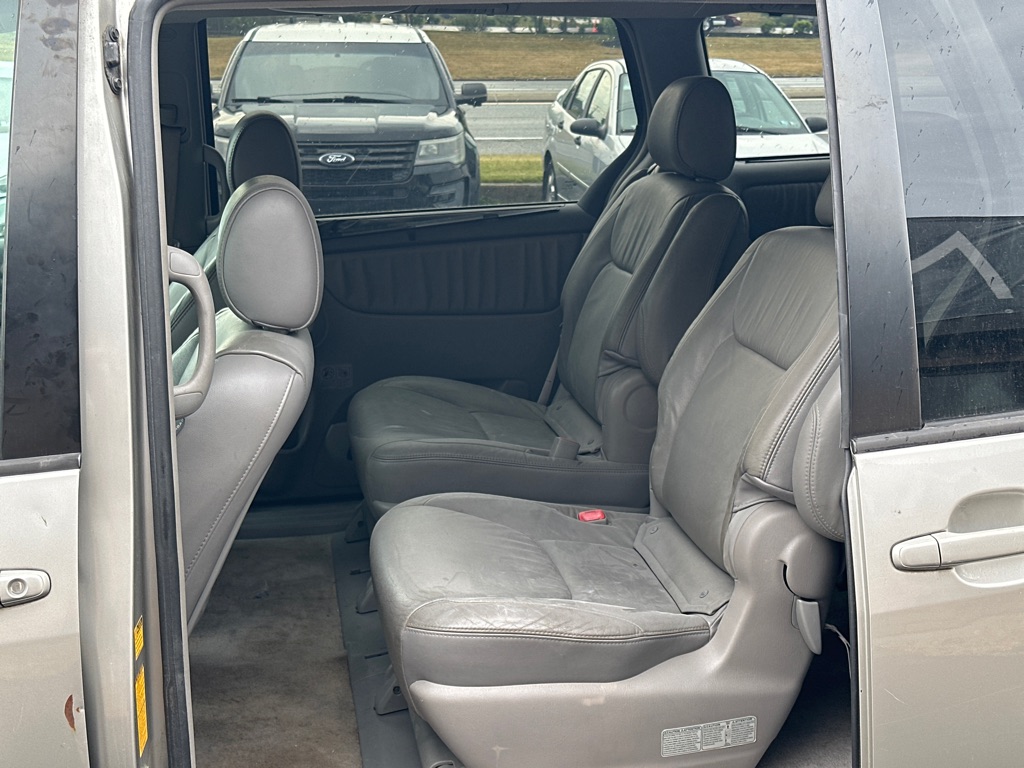 Photo 10 of this TOYOTA SIENNA