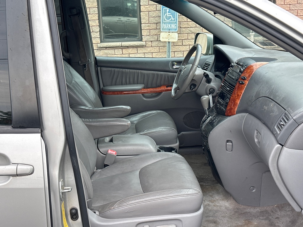Photo 14 of this TOYOTA SIENNA