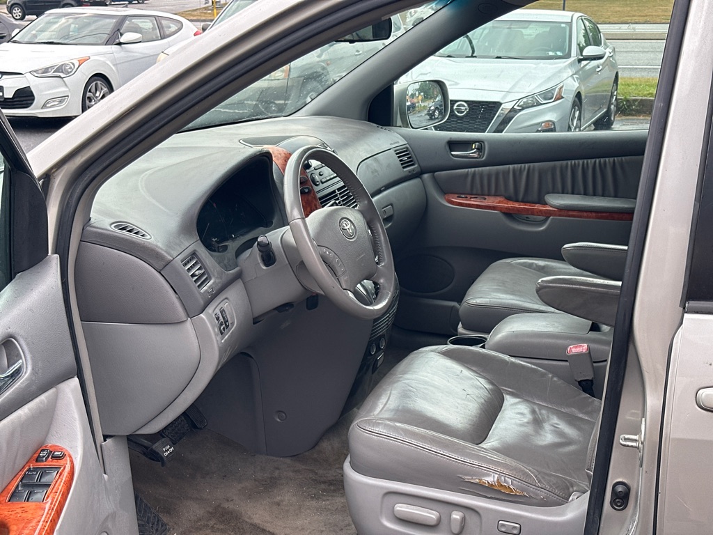 Photo 9 of this TOYOTA SIENNA