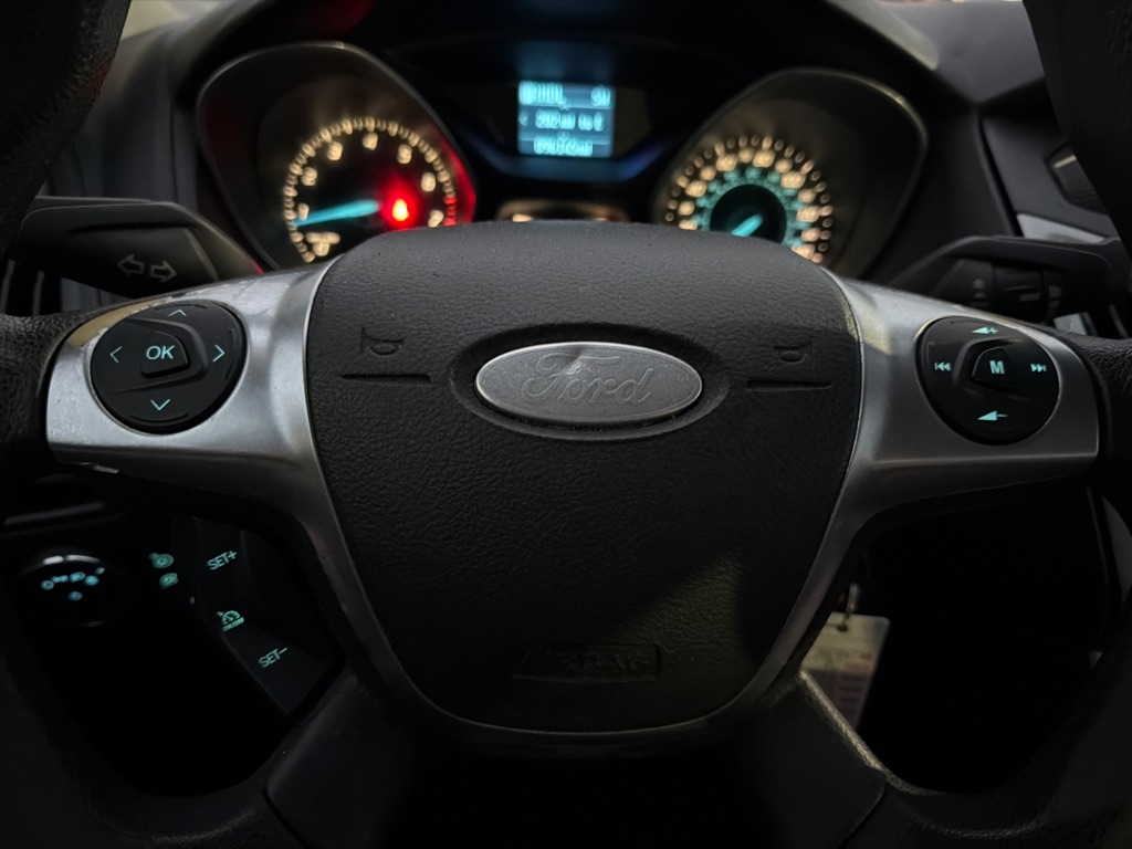 Photo 18 of this FORD FOCUS