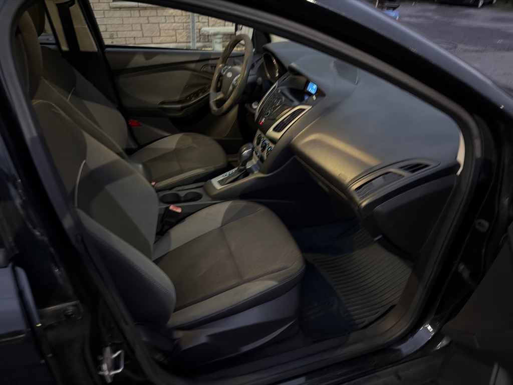Photo 12 of this FORD FOCUS