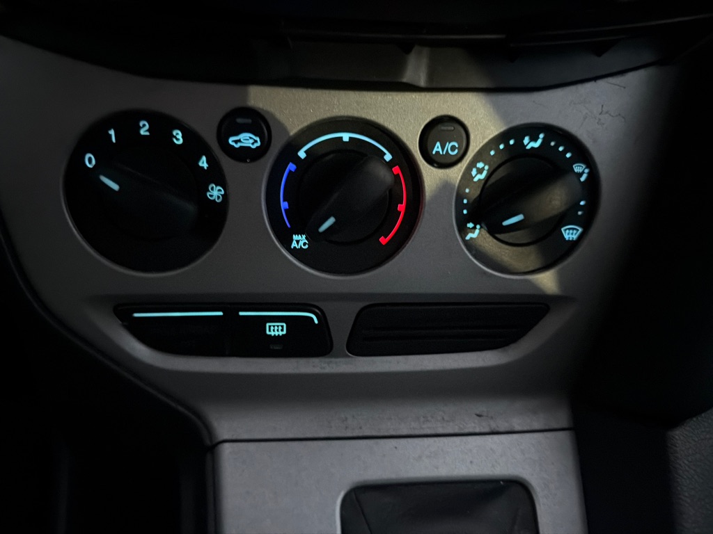 Photo 15 of this FORD FOCUS