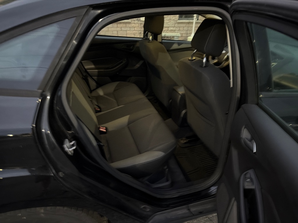 Photo 11 of this FORD FOCUS