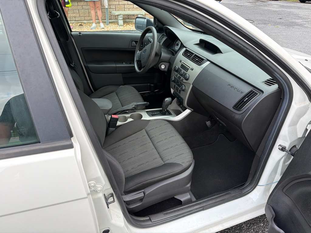 Photo 12 of this FORD FOCUS