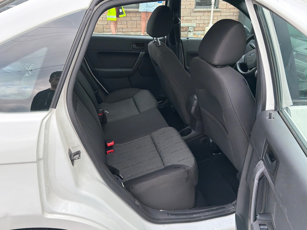 Photo 11 of this FORD FOCUS