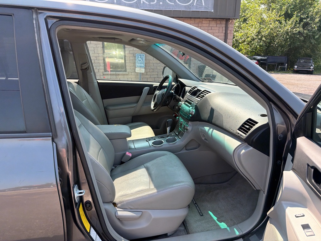 Photo 12 of this TOYOTA HIGHLANDER