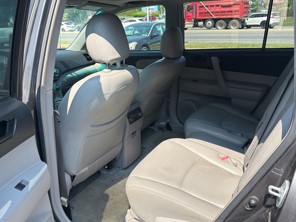Photo 10 of this TOYOTA HIGHLANDER