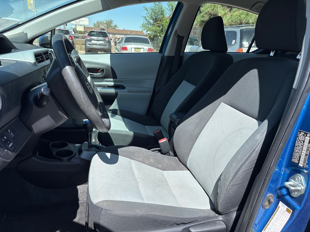 Photo 9 of this TOYOTA PRIUS C