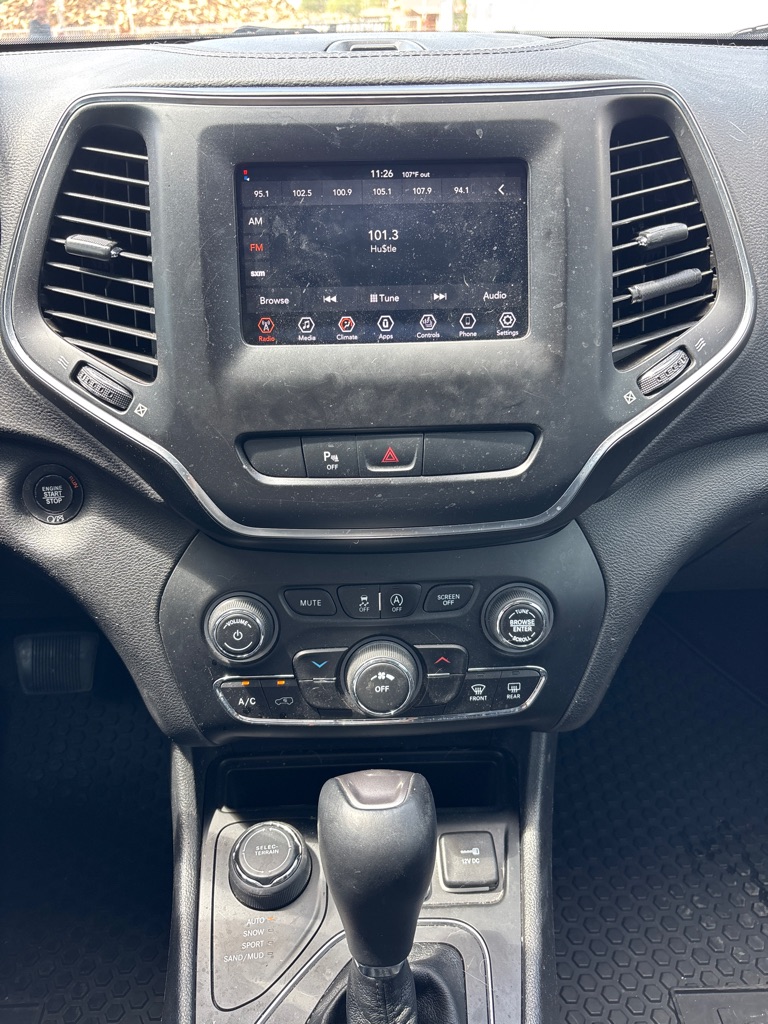Photo 15 of this JEEP CHEROKEE