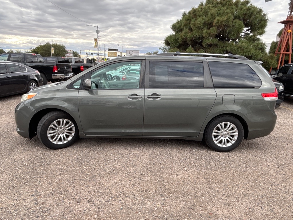 Photo 4 of this TOYOTA SIENNA