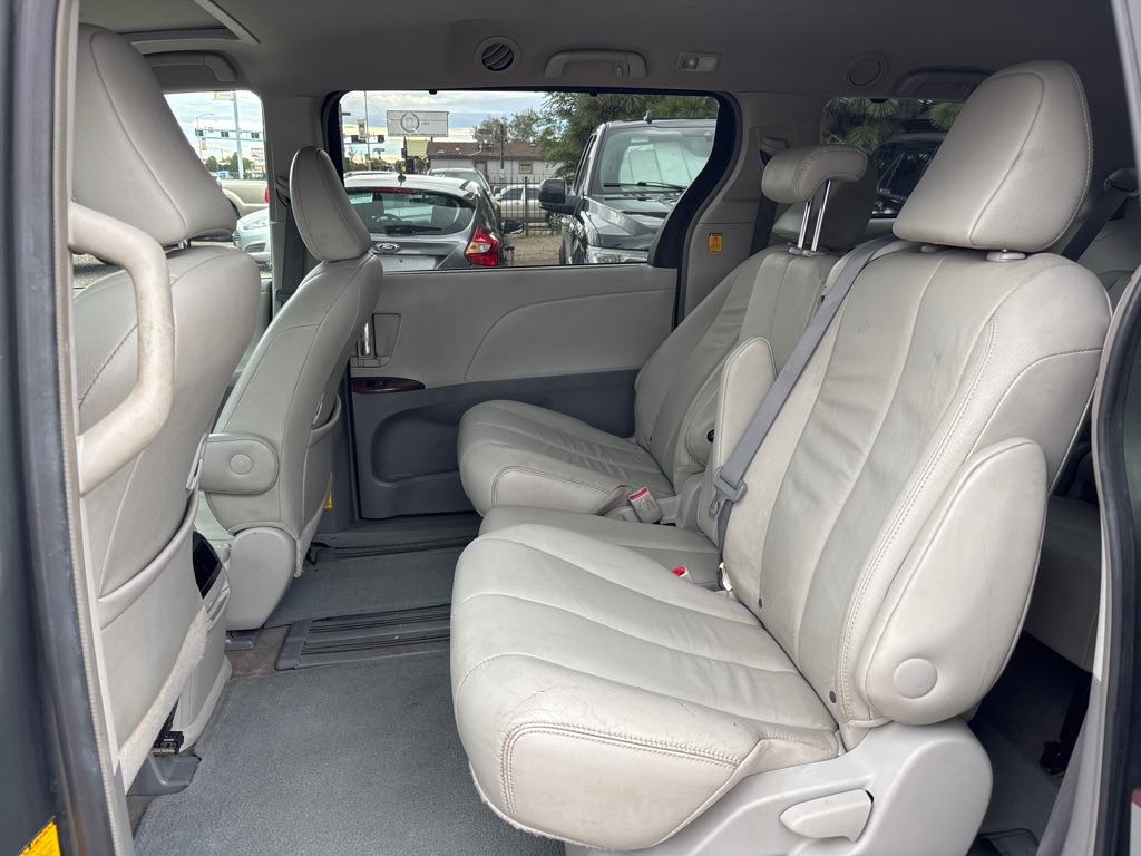 Photo 10 of this TOYOTA SIENNA