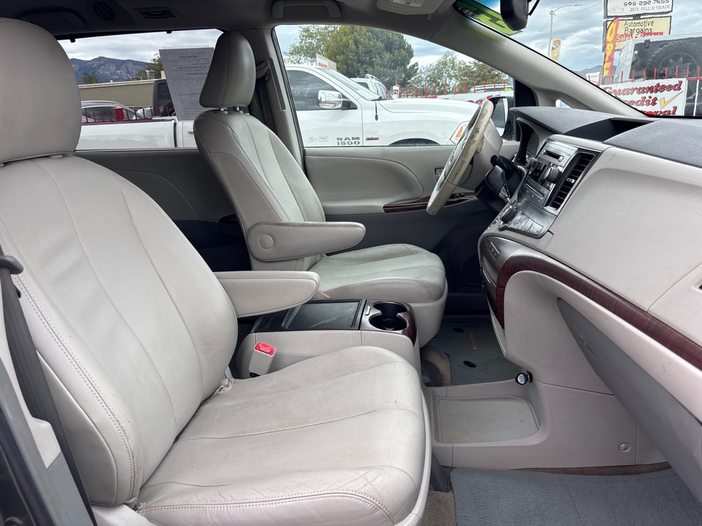 Photo 16 of this TOYOTA SIENNA