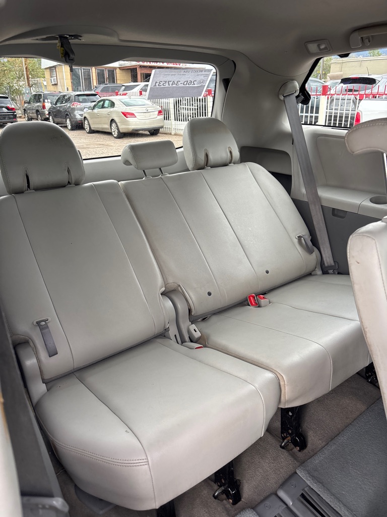 Photo 14 of this TOYOTA SIENNA