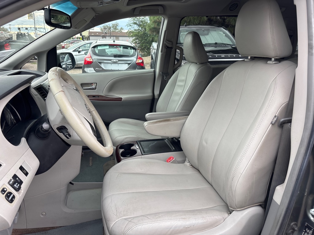 Photo 9 of this TOYOTA SIENNA