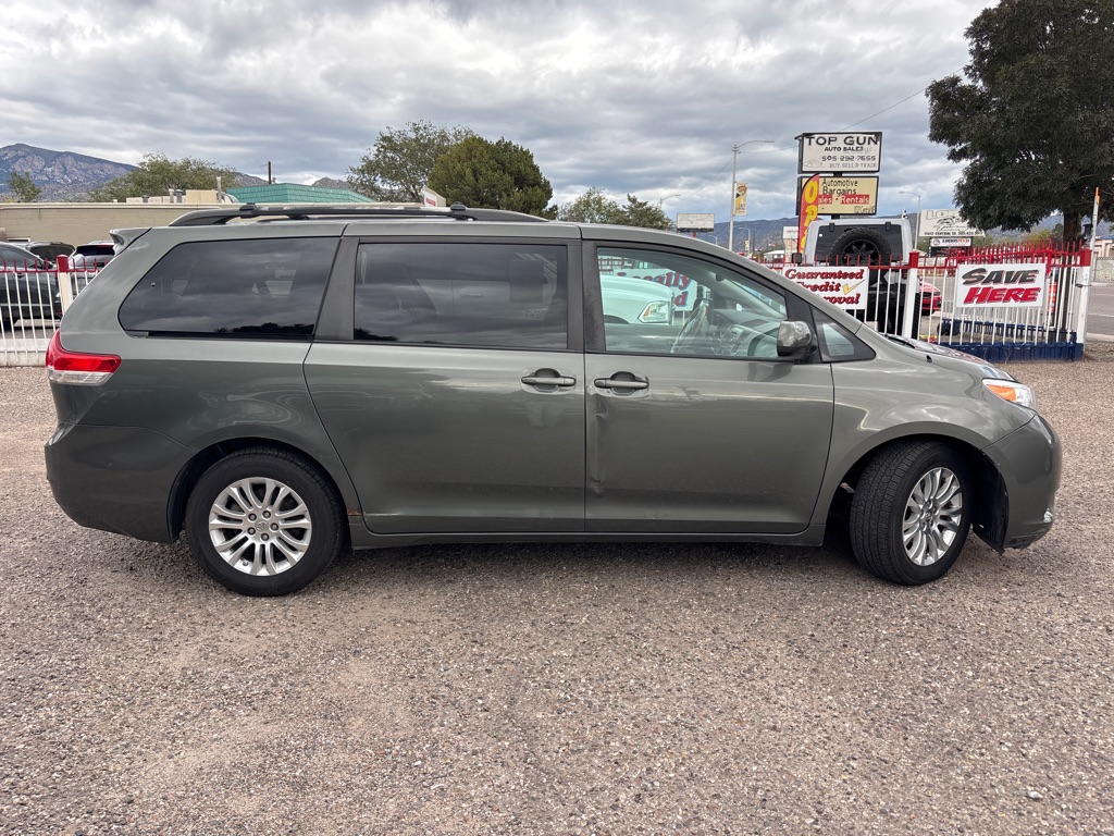 Photo 8 of this TOYOTA SIENNA