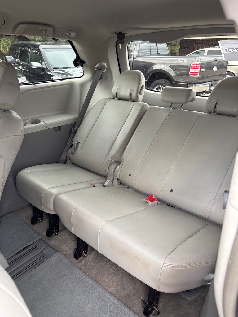 Photo 11 of this TOYOTA SIENNA