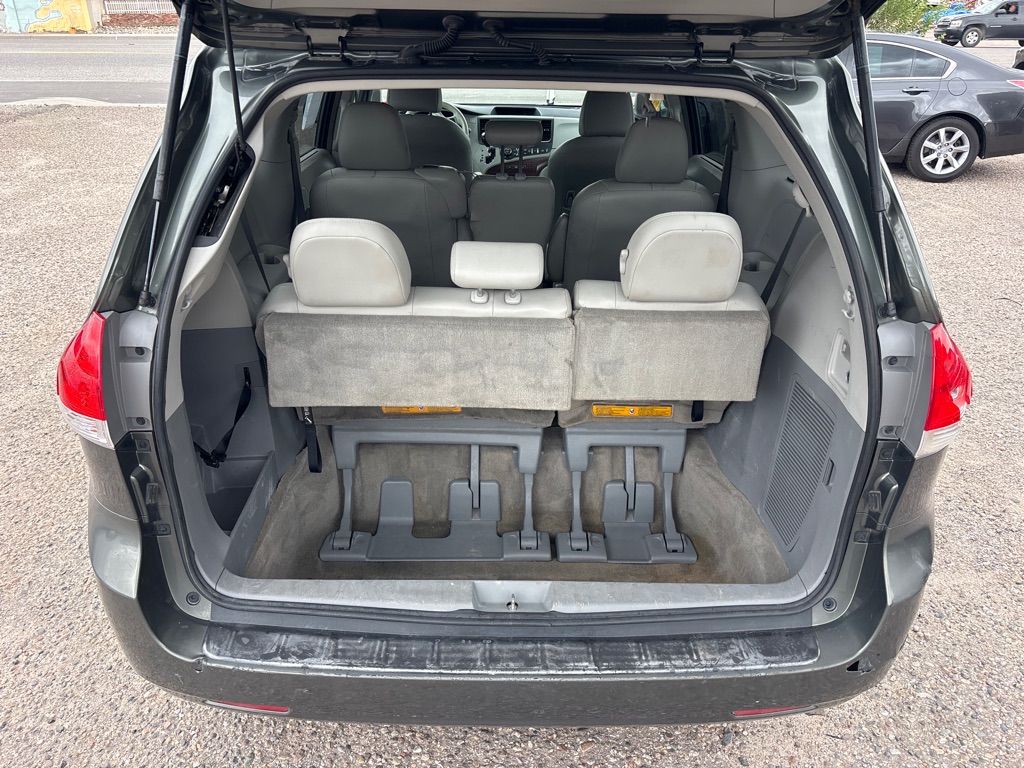 Photo 12 of this TOYOTA SIENNA
