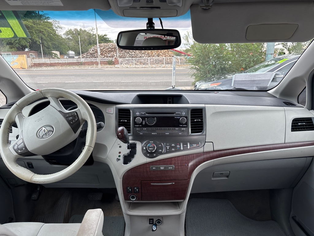 Photo 17 of this TOYOTA SIENNA