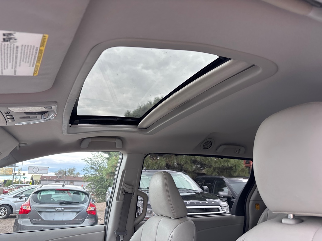 Photo 21 of this TOYOTA SIENNA