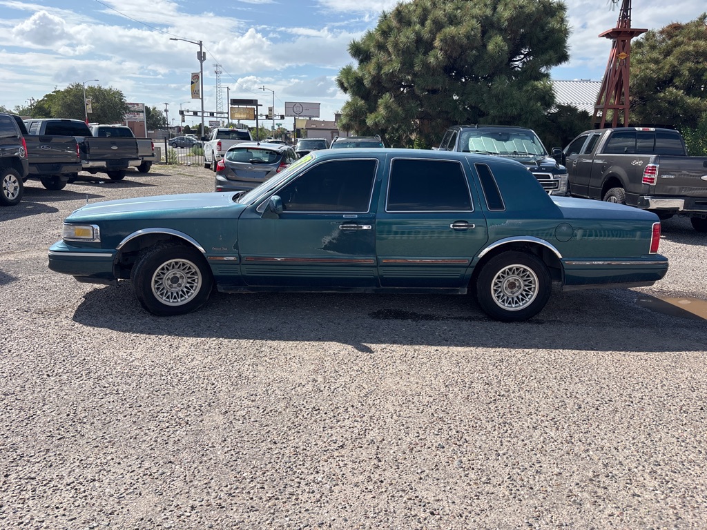 Photo 4 of this LINCOLN TOWN CAR