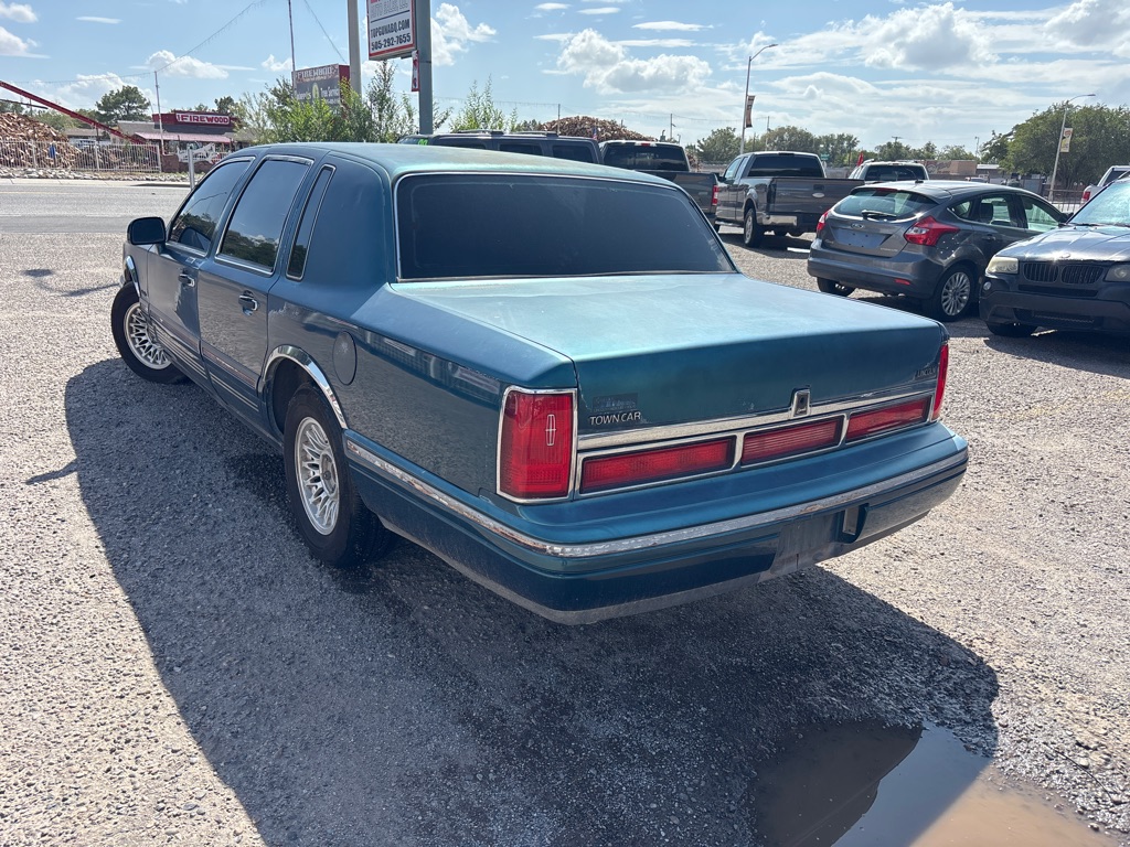Photo 5 of this LINCOLN TOWN CAR