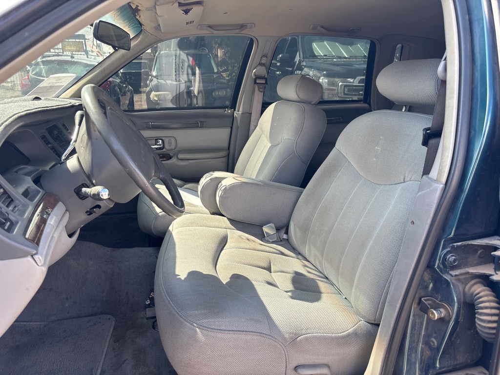 Photo 9 of this LINCOLN TOWN CAR
