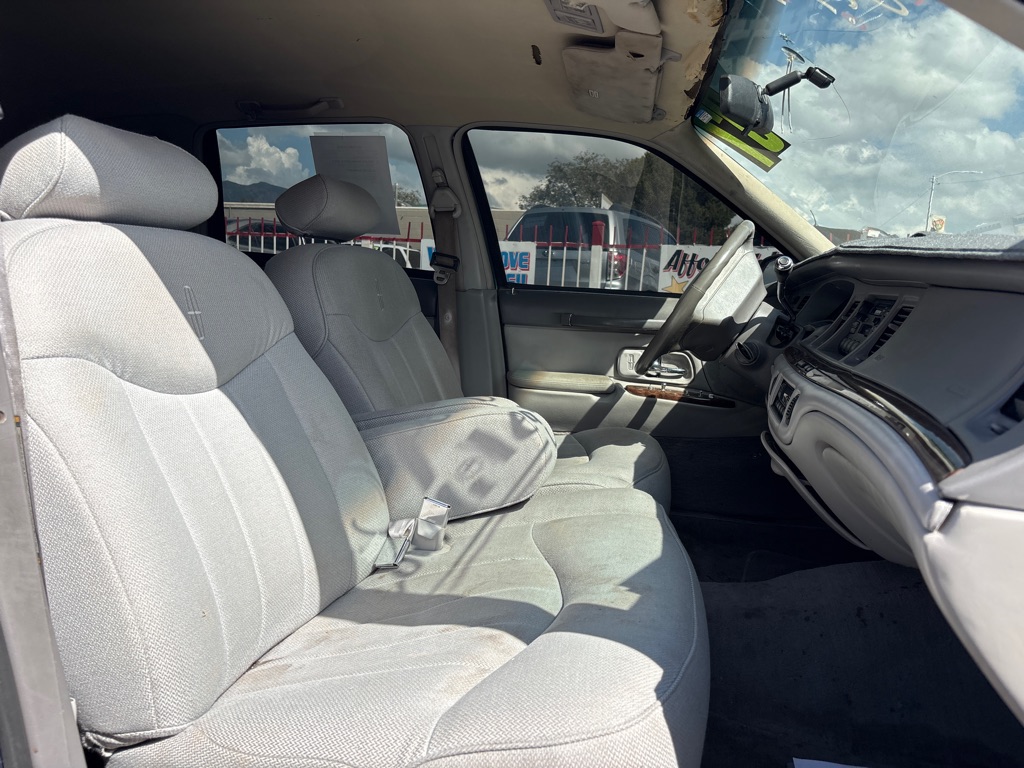 Photo 13 of this LINCOLN TOWN CAR