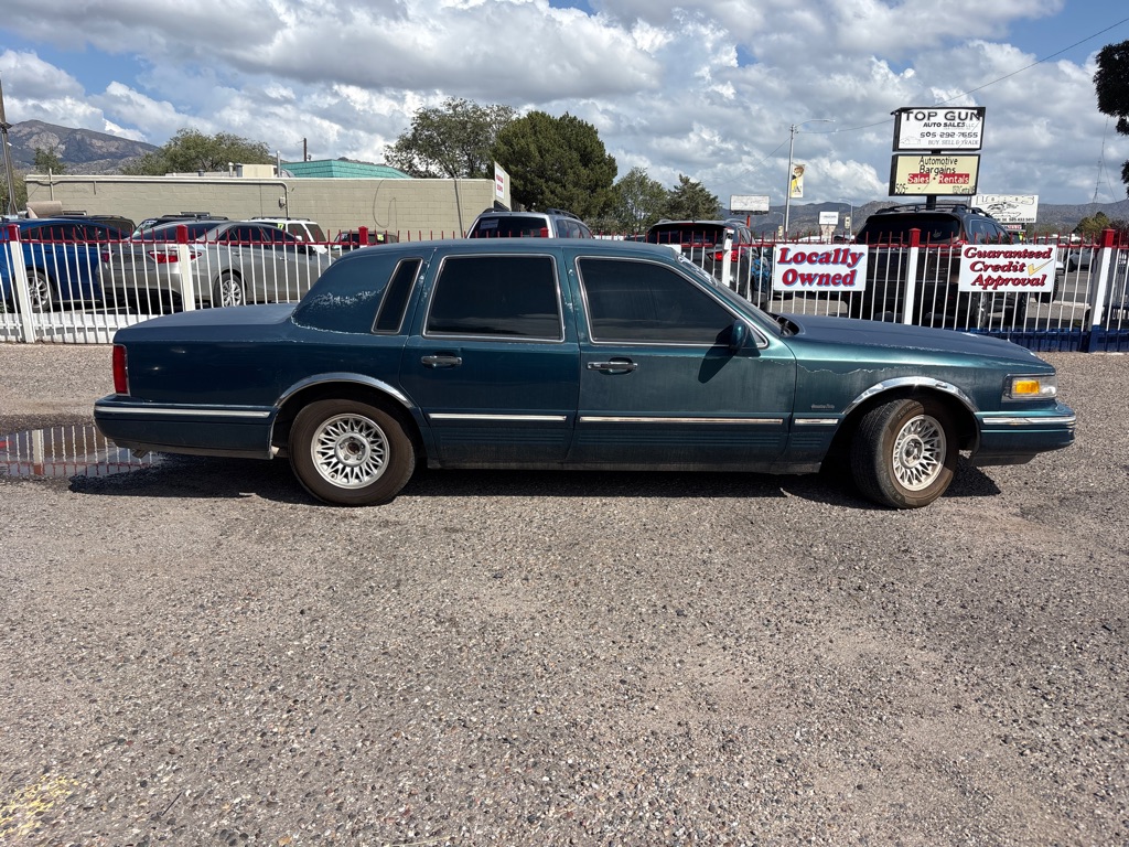 Photo 8 of this LINCOLN TOWN CAR