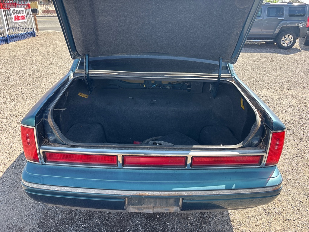 Photo 11 of this LINCOLN TOWN CAR