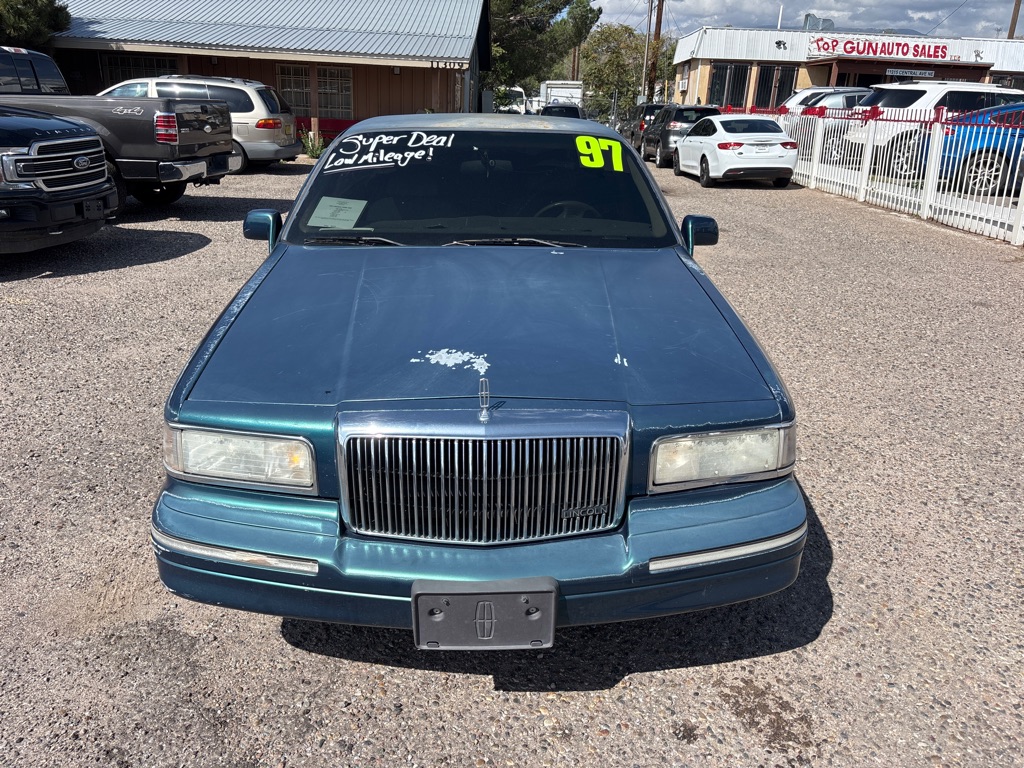 Photo 2 of this LINCOLN TOWN CAR