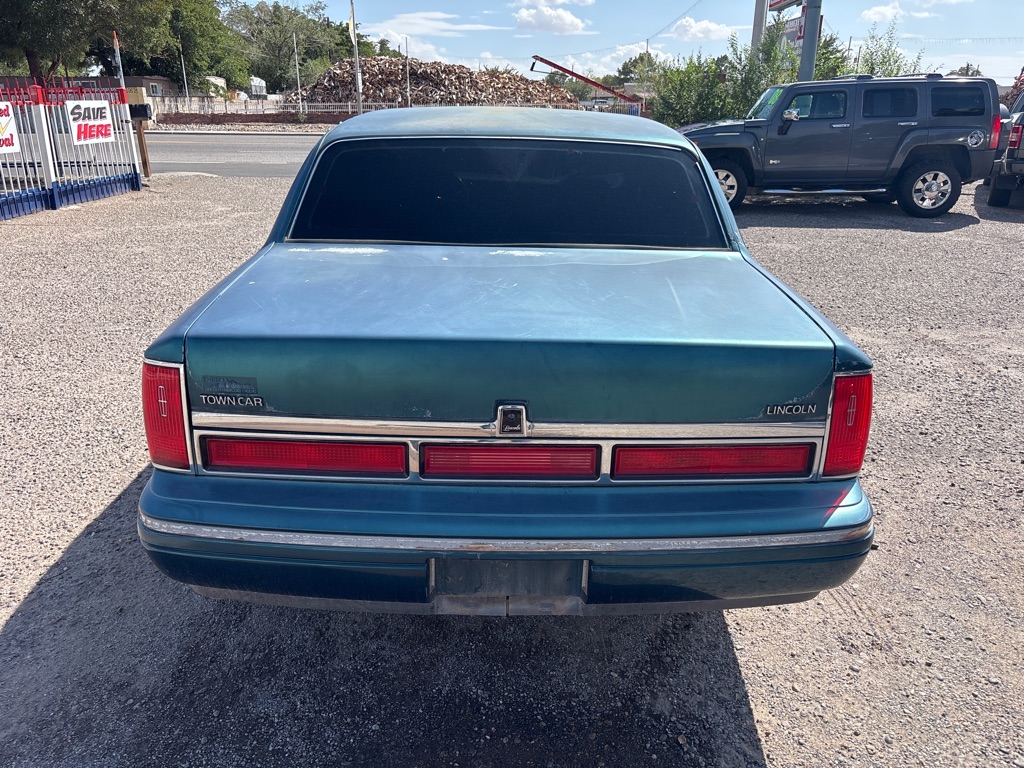 Photo 6 of this LINCOLN TOWN CAR