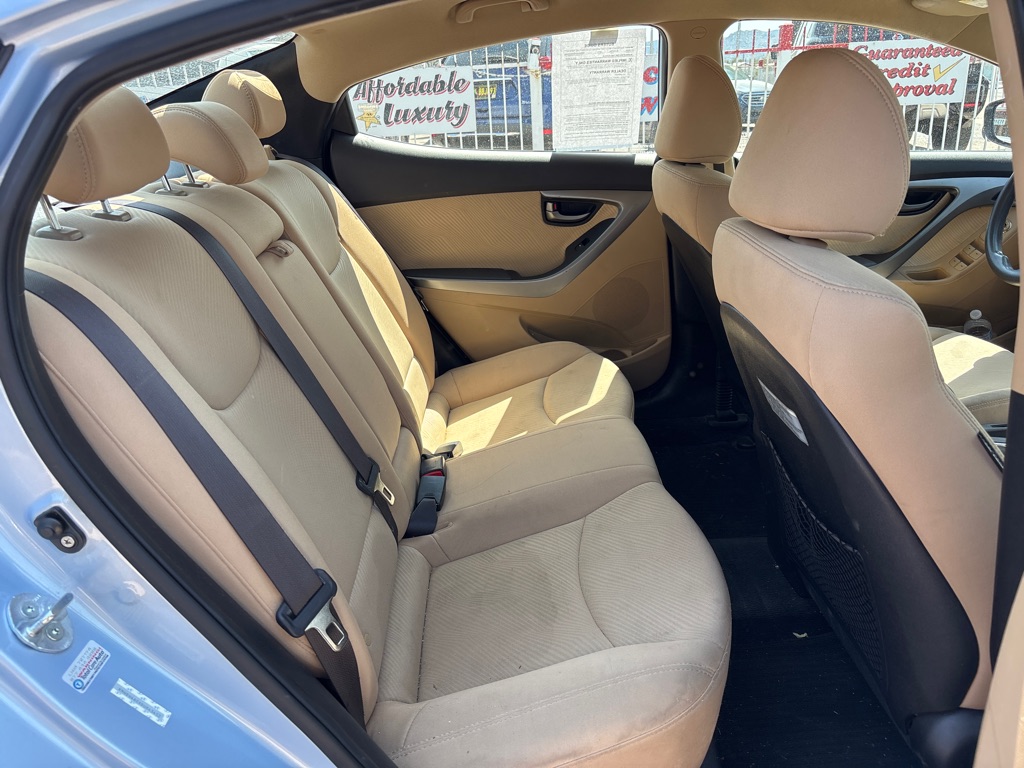 Photo 12 of this HYUNDAI ELANTRA