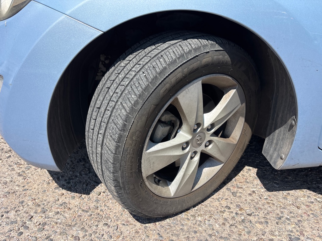 Photo 17 of this HYUNDAI ELANTRA
