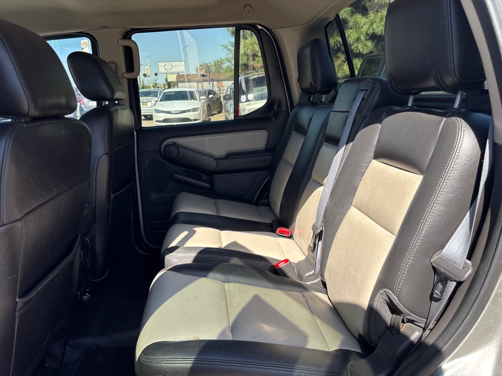 Photo 10 of this FORD EXPLORER SPORT