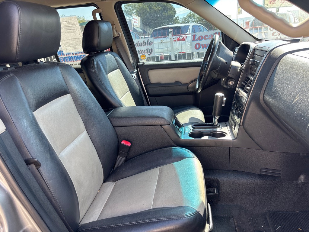 Photo 12 of this FORD EXPLORER SPORT