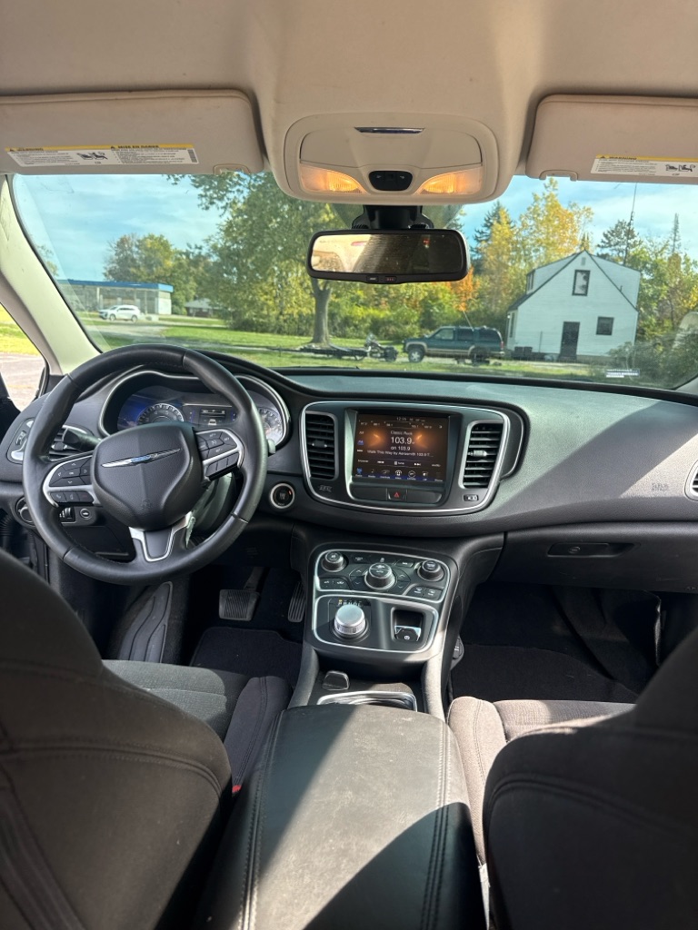 Photo 14 of this CHRYSLER 200