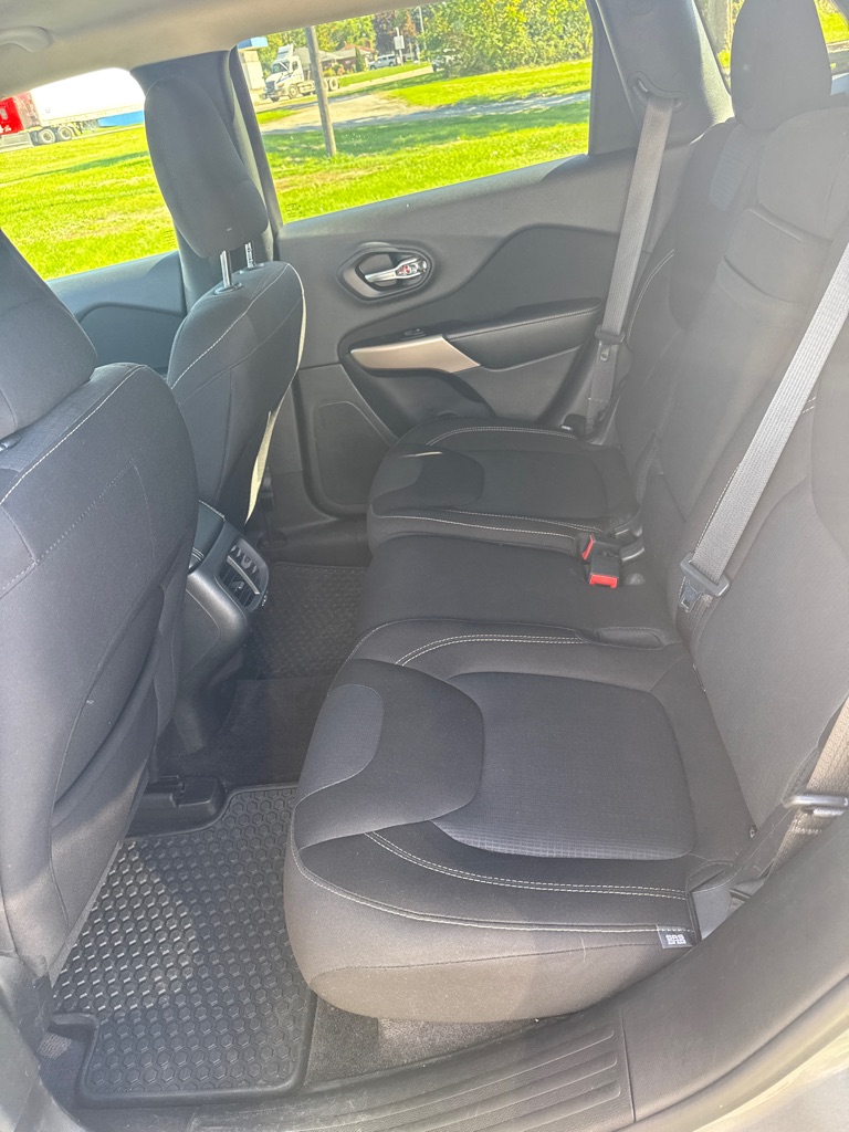 Photo 10 of this JEEP CHEROKEE