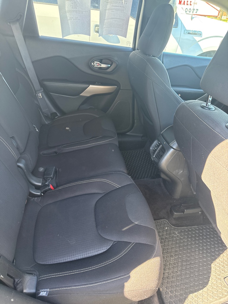 Photo 13 of this JEEP CHEROKEE