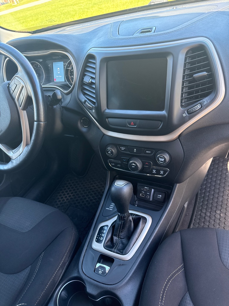 Photo 15 of this JEEP CHEROKEE