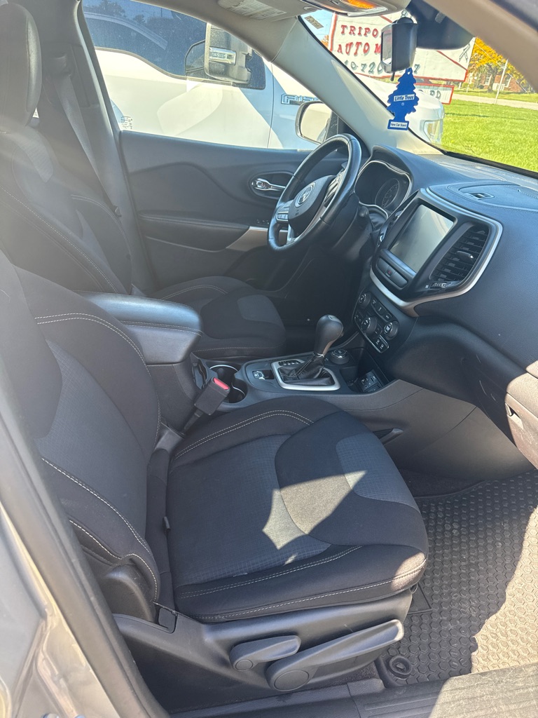Photo 14 of this JEEP CHEROKEE