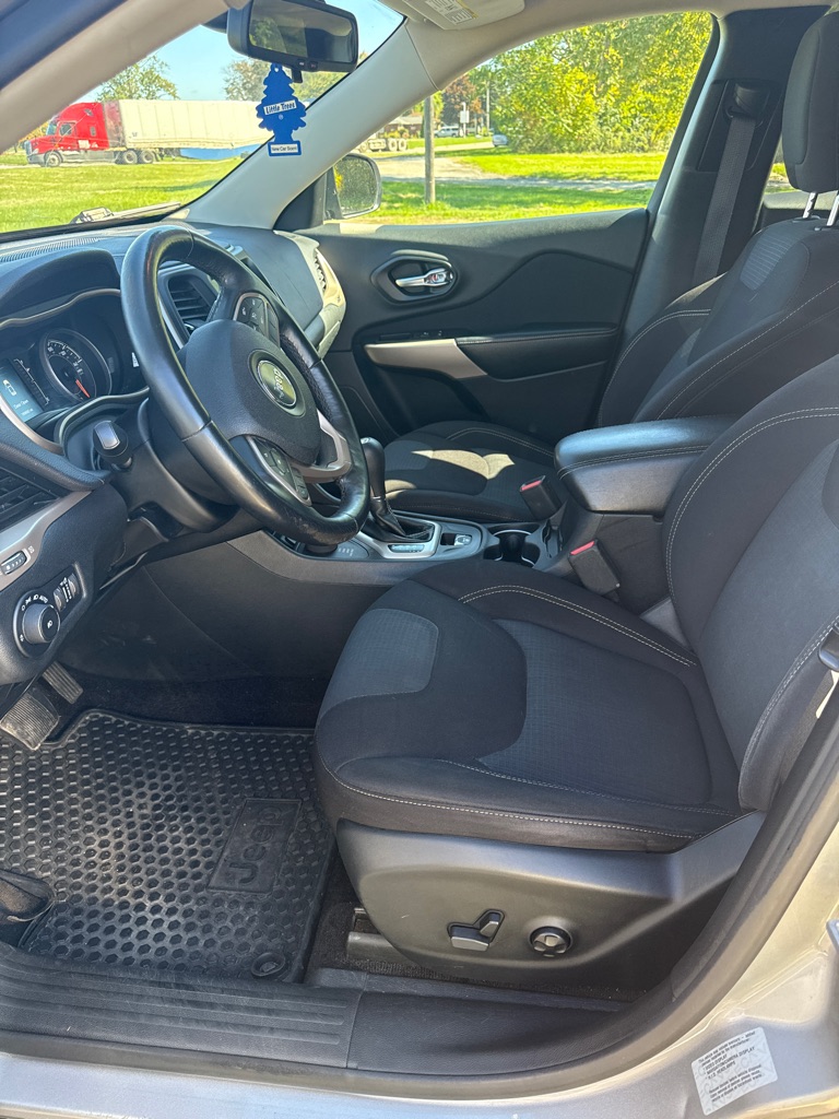 Photo 8 of this JEEP CHEROKEE