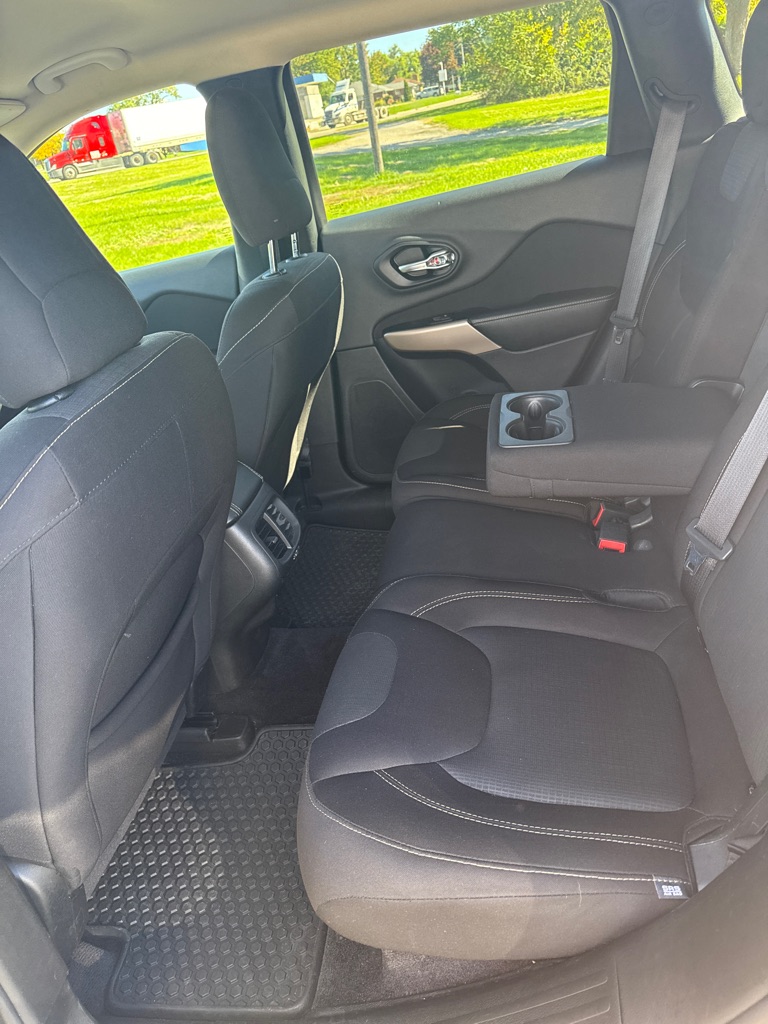 Photo 9 of this JEEP CHEROKEE