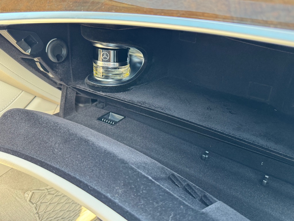Photo 19 of this MERCEDES-BENZ S-CLASS