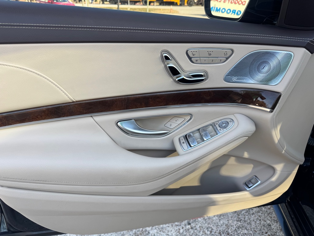 Photo 12 of this MERCEDES-BENZ S-CLASS