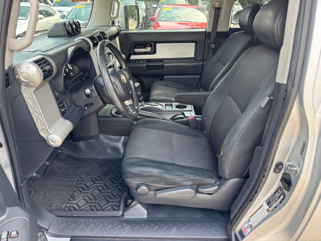 Photo 8 of this TOYOTA FJ CRUISER
