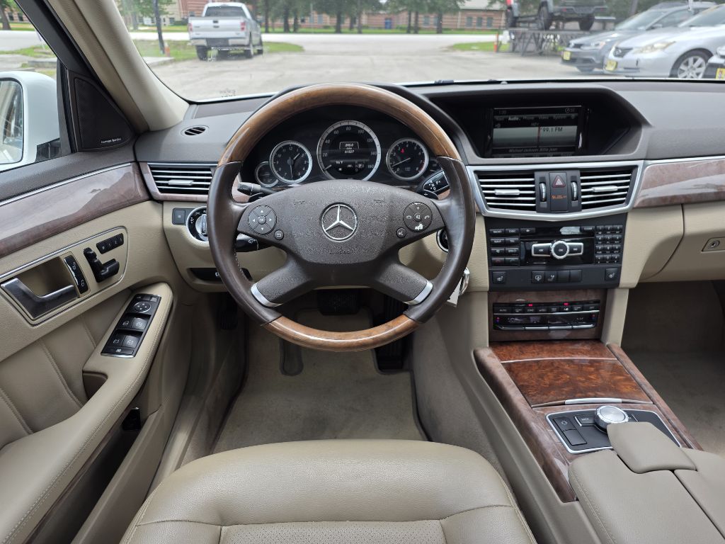 Photo 10 of this MERCEDES-BENZ E-CLASS