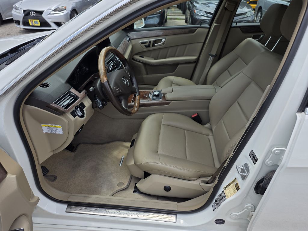 Photo 9 of this MERCEDES-BENZ E-CLASS