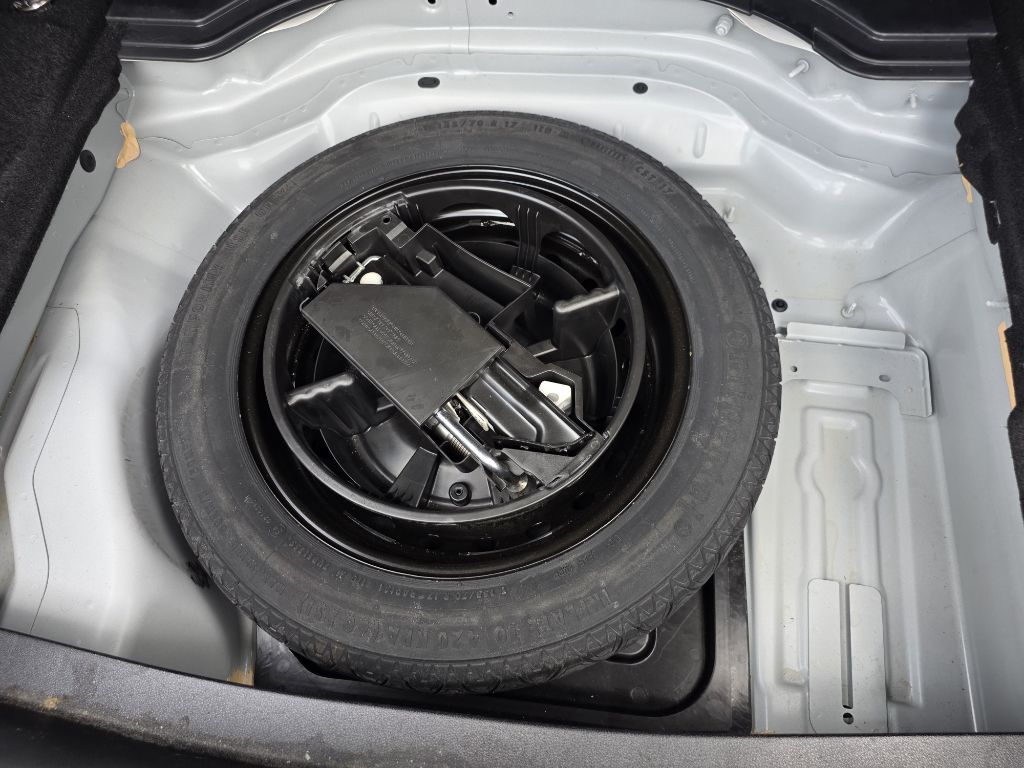 Photo 18 of this MERCEDES-BENZ E-CLASS